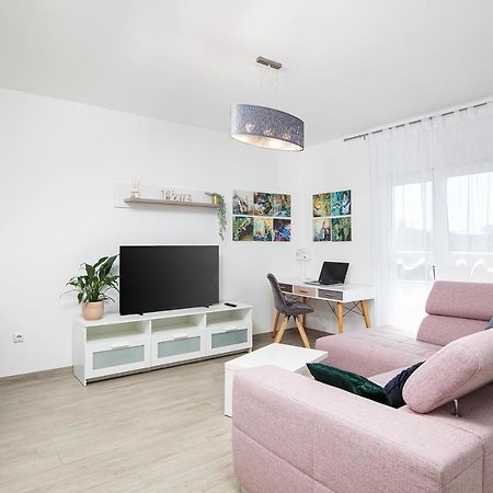 Stylish City Stay With Balcony & Free Parking Пула Екстериор снимка