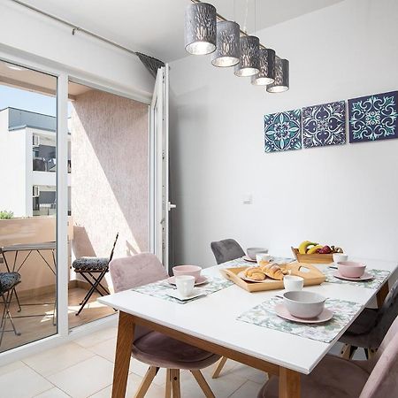 Stylish City Stay With Balcony & Free Parking Пула Екстериор снимка