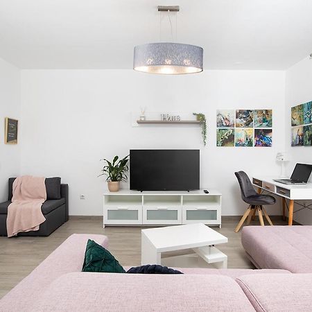 Stylish City Stay With Balcony & Free Parking Пула Екстериор снимка