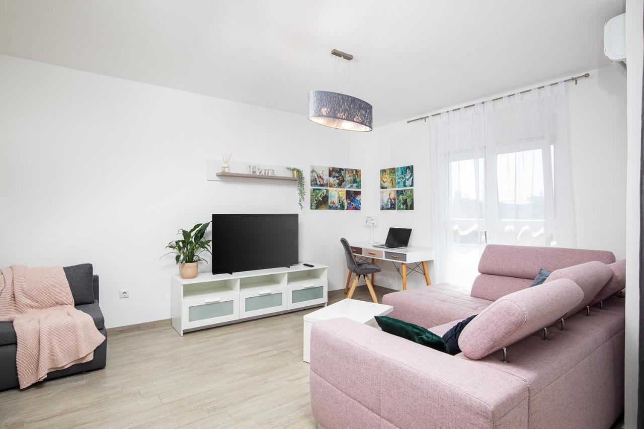 Stylish City Stay With Balcony & Free Parking Пула Екстериор снимка