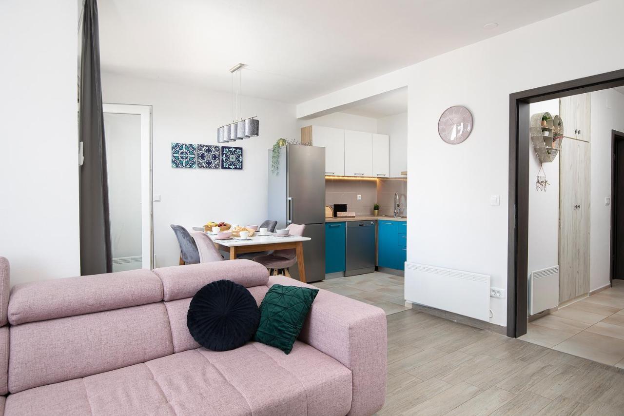Stylish City Stay With Balcony & Free Parking Пула Екстериор снимка