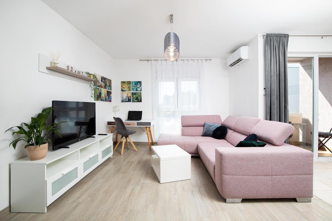 Stylish City Stay With Balcony & Free Parking Пула Екстериор снимка