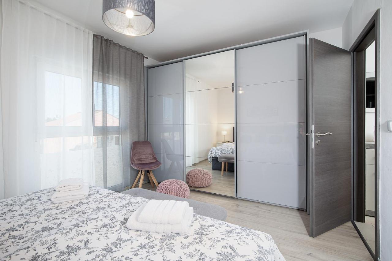 Stylish City Stay With Balcony & Free Parking Пула Екстериор снимка