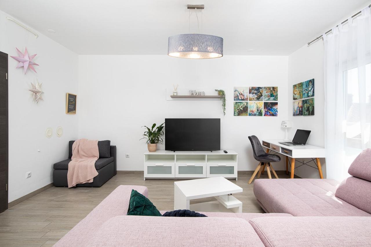 Stylish City Stay With Balcony & Free Parking Пула Екстериор снимка