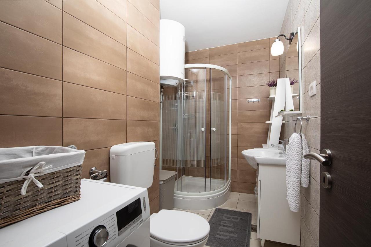 Stylish City Stay With Balcony & Free Parking Пула Екстериор снимка