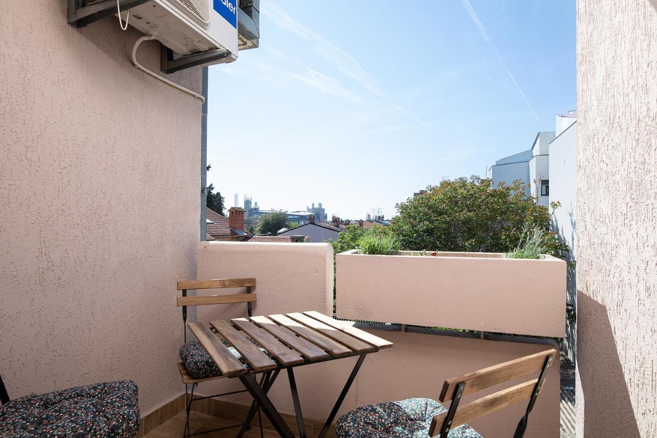 Stylish City Stay With Balcony & Free Parking Пула Екстериор снимка